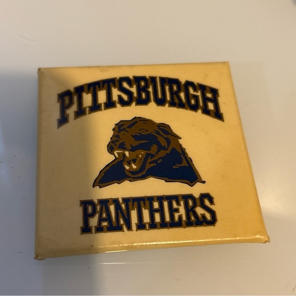 RARE NCAA Football Vintage 1980s 90s PITT PANTHERS PRINT Button Pin 5cm - Picture 1 of 3